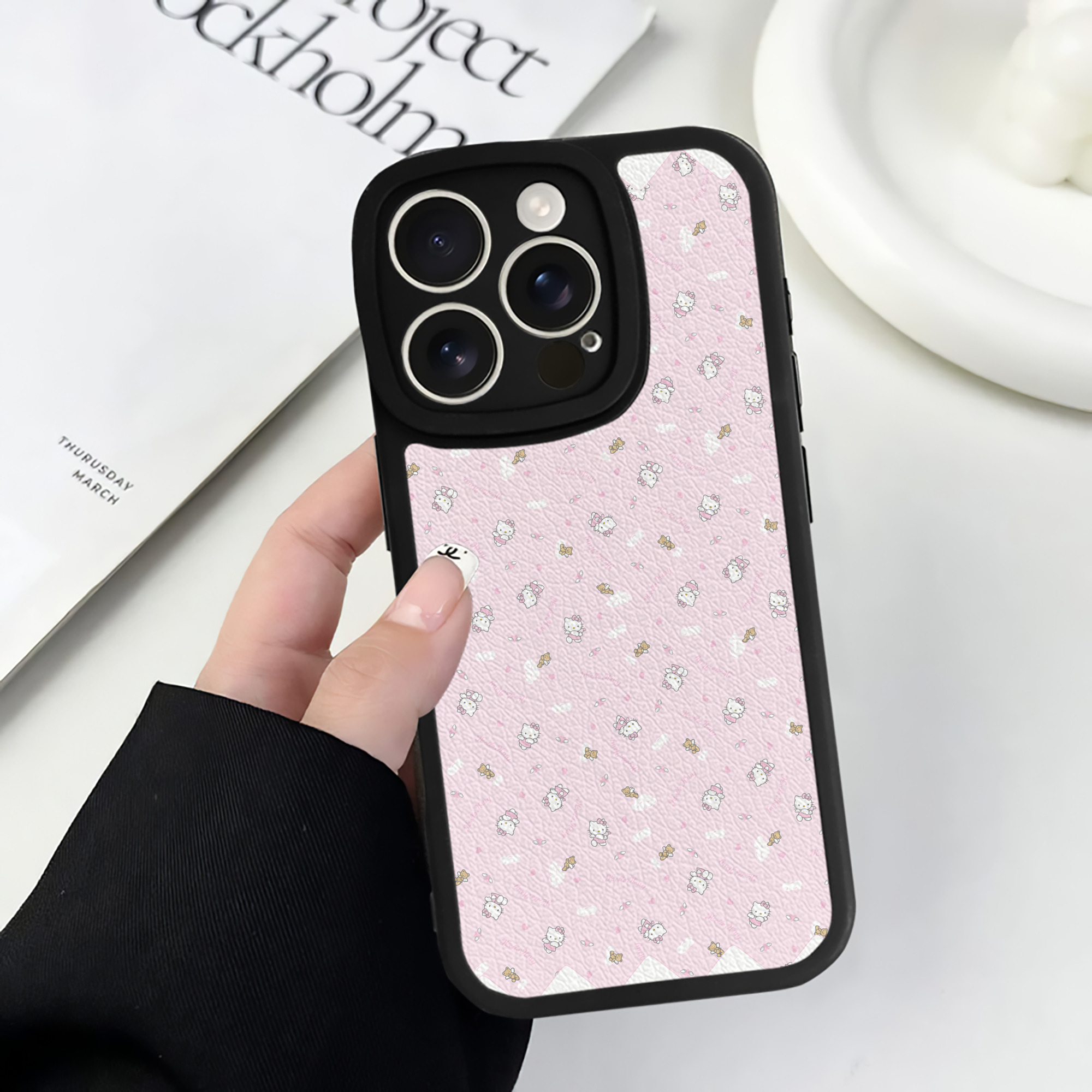 （画像用） Hello Kitty ハローキティ 【iPhone 16シリーズ対応】シリコンスマホケース（レザー調） 材質：シリコン